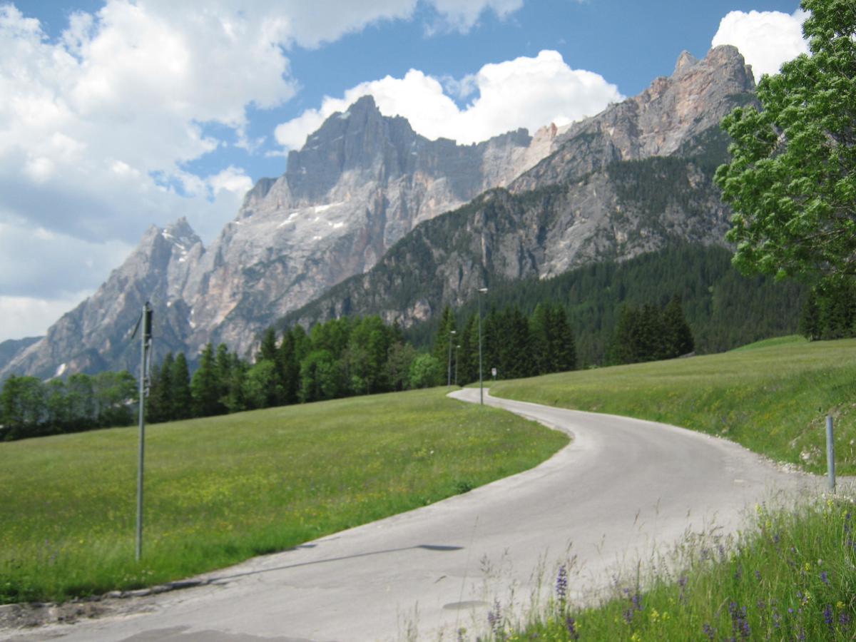 Hotel Albergo Dolomiti Сан-Вито-ди-Кадоре Экстерьер фото
